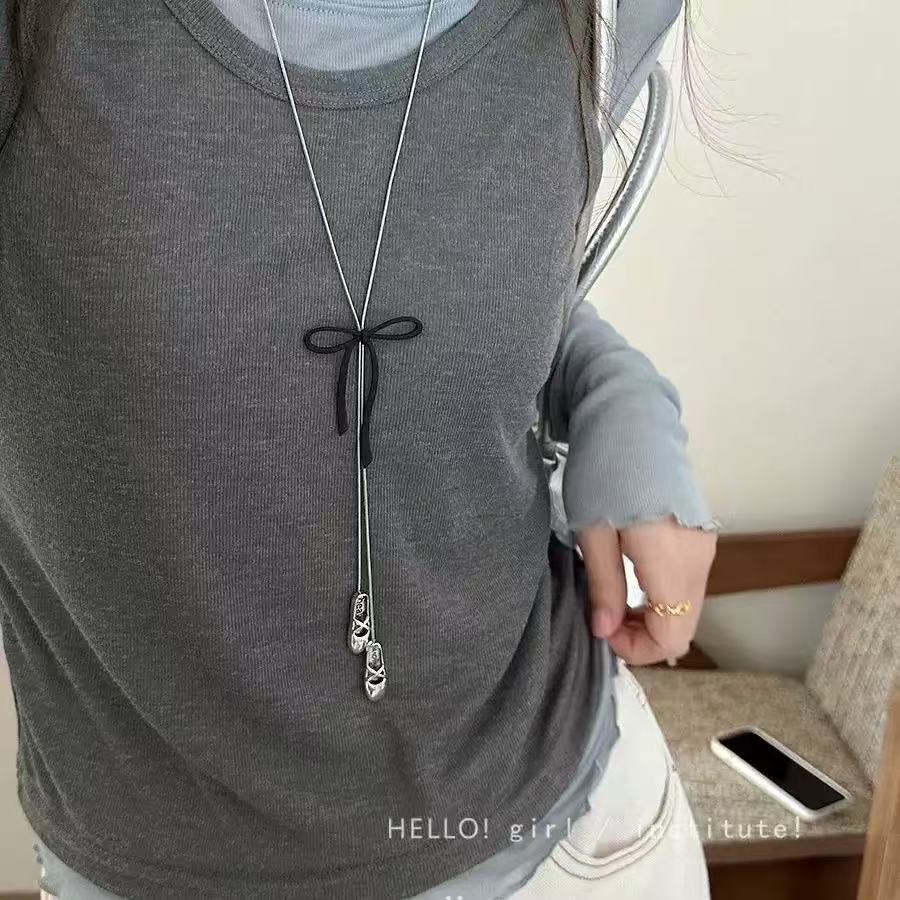 Knitted pearl necklace