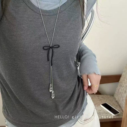Knitted pearl necklace
