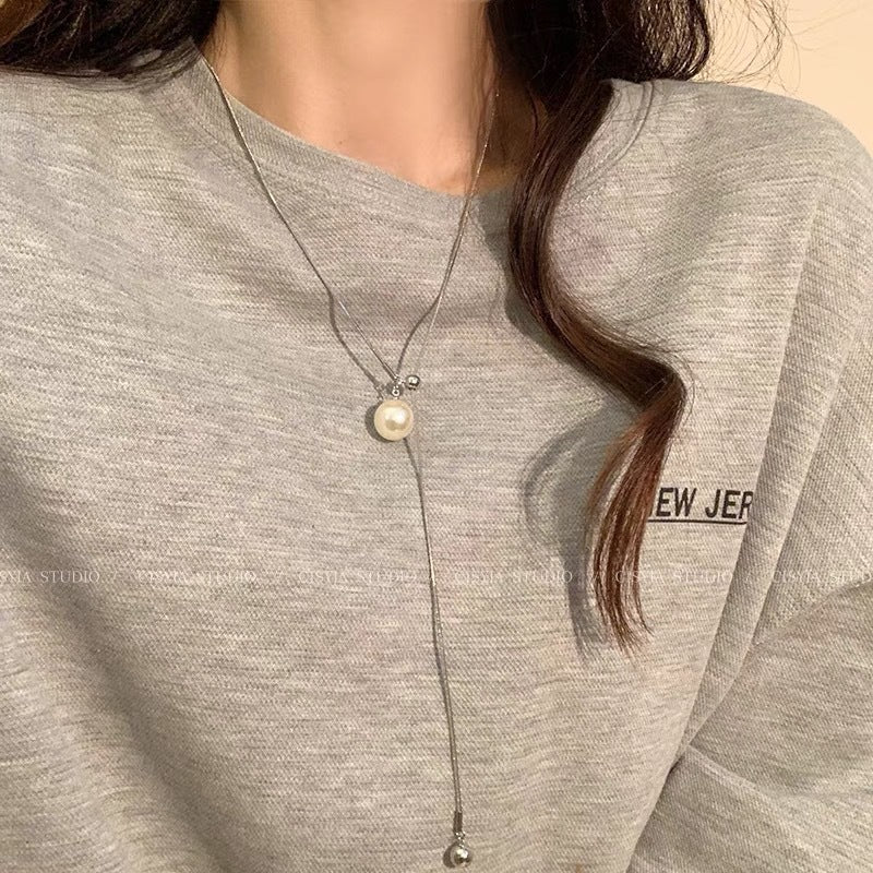 Knitted pearl necklace