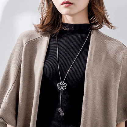 Knitted pearl necklace