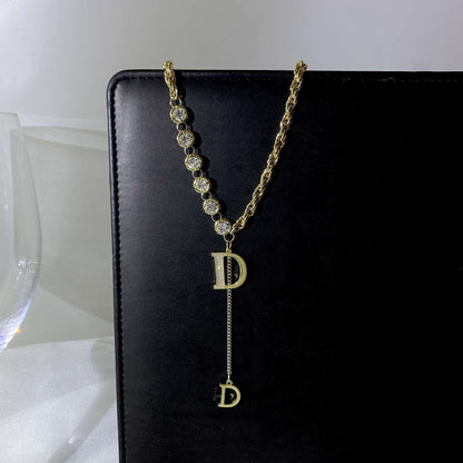 Knitted pearl necklace