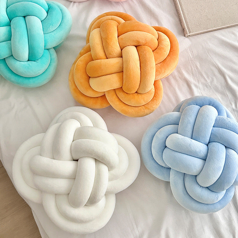 Knotted pillow