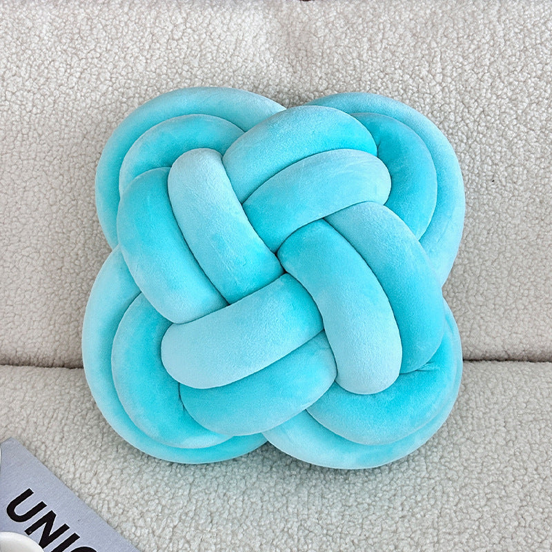 Knotted pillow