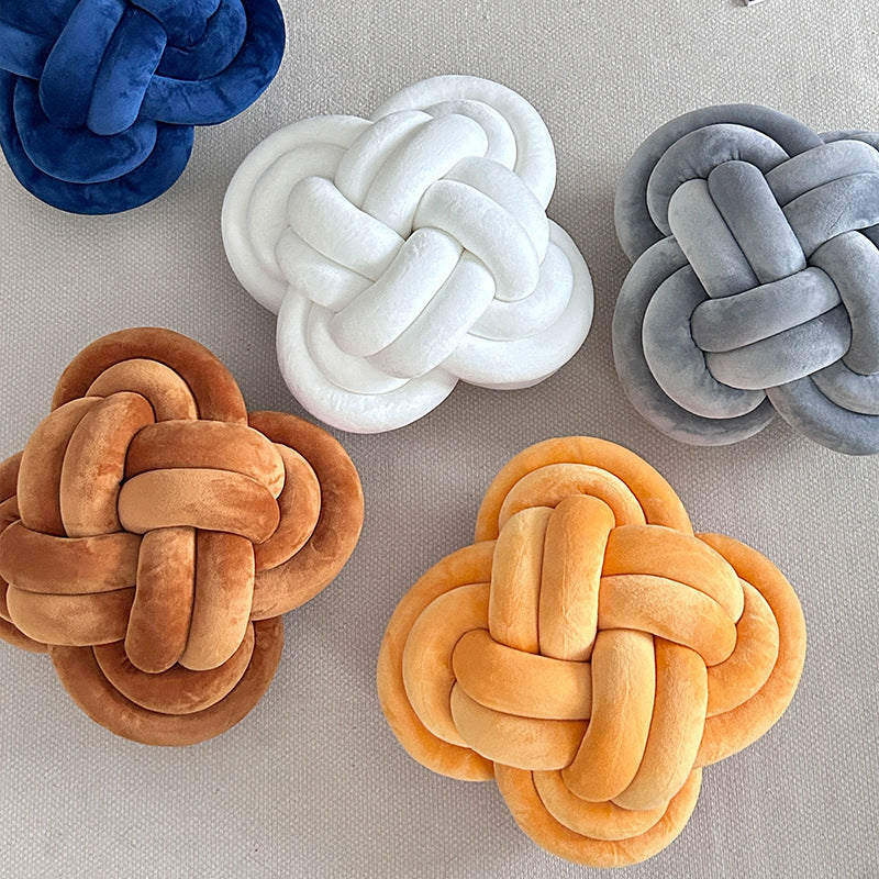 Knotted pillow
