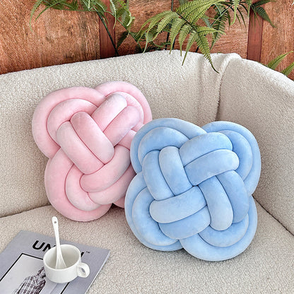 Knotted pillow