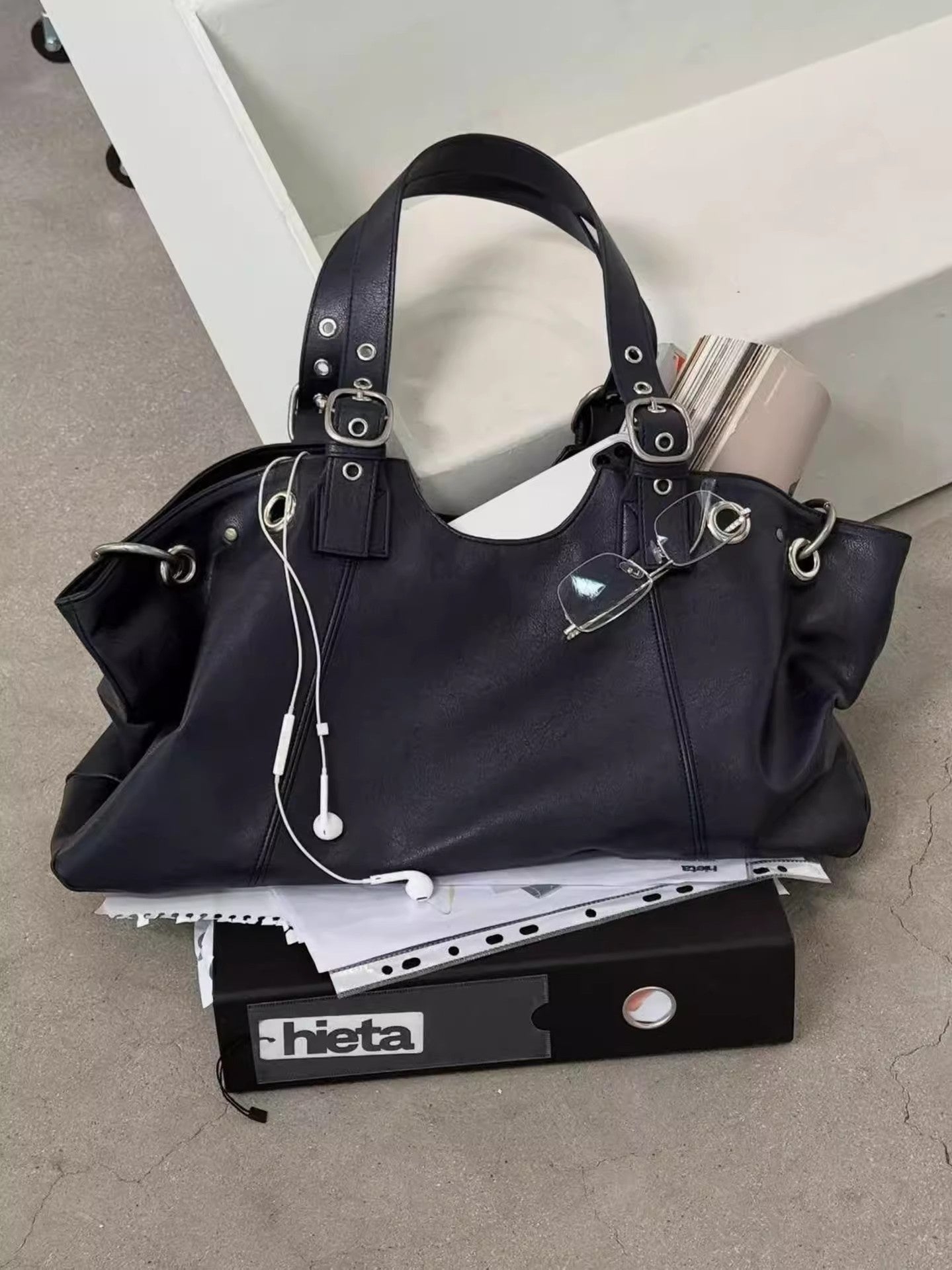 Large capacity commuter tote bag