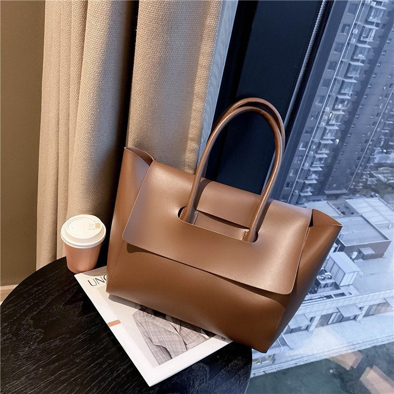 Large-capacity commuter tote bag