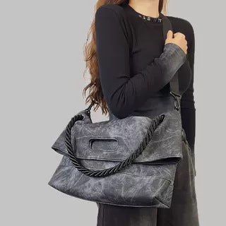 Large-capacity crossbody bag for commuting