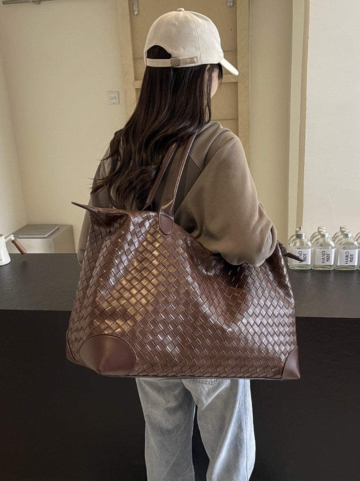 Large capacity high-end shoulder bag