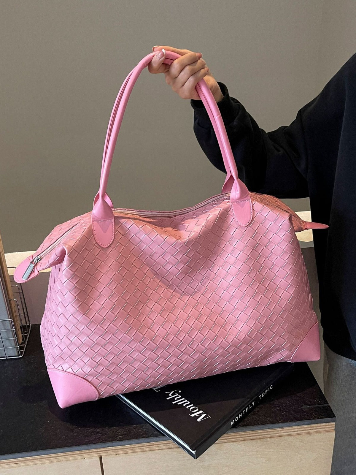 Large capacity high-end shoulder bag