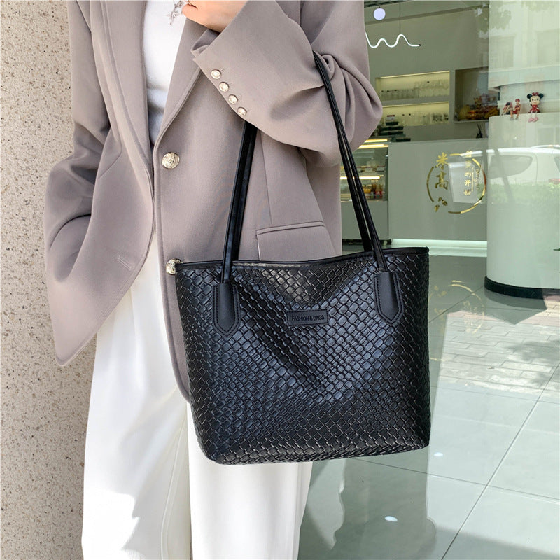 Large-capacity single-shoulder tote bag