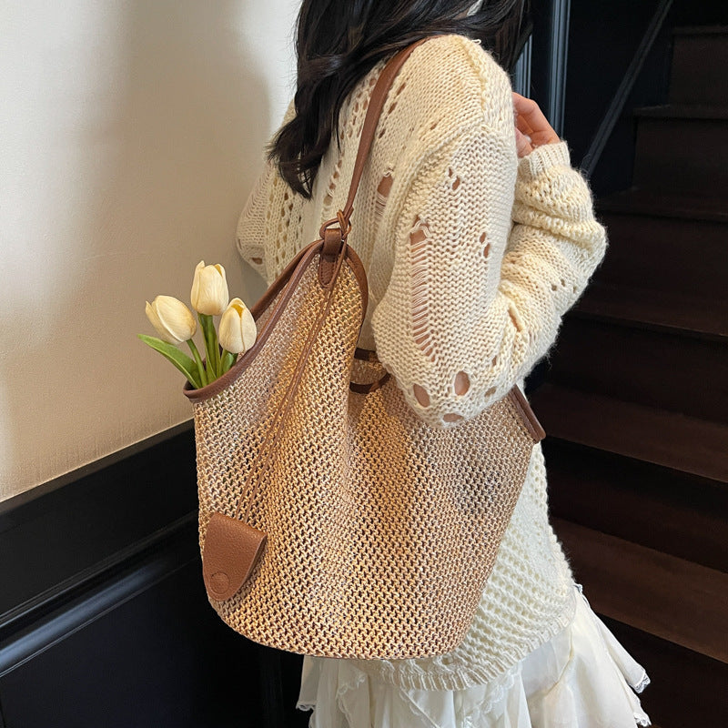 Large-capacity straw bag