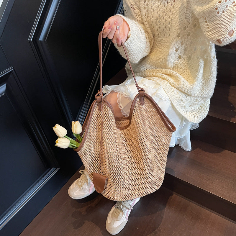 Large-capacity straw bag