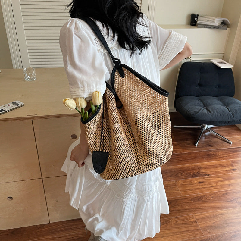 Large-capacity straw bag