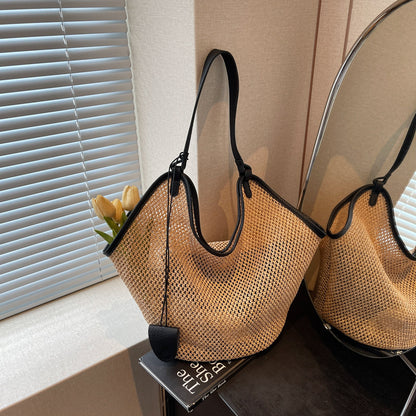 Large-capacity straw bag