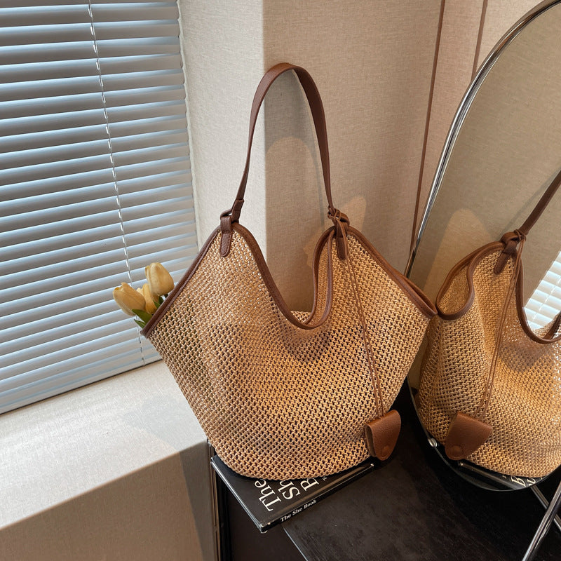 Large-capacity straw bag