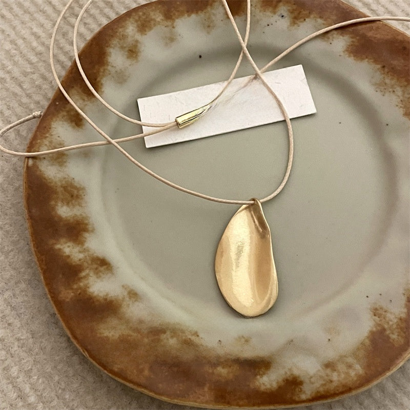 Leaf pendant necklace