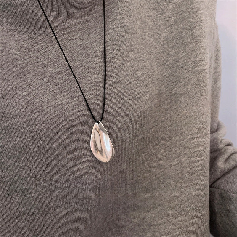 Leaf pendant necklace