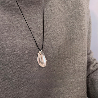 Leaf pendant necklace