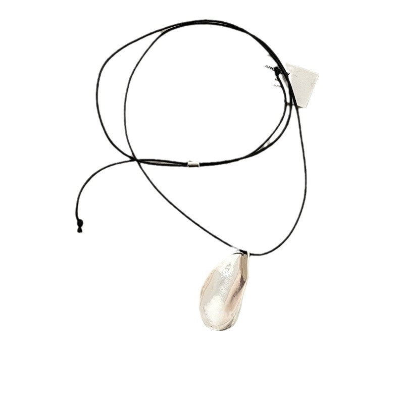 Leaf pendant necklace