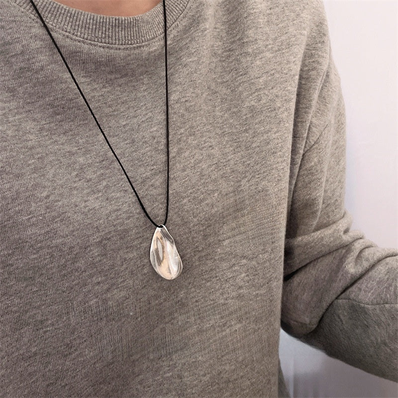Leaf pendant necklace