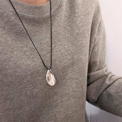Leaf pendant necklace