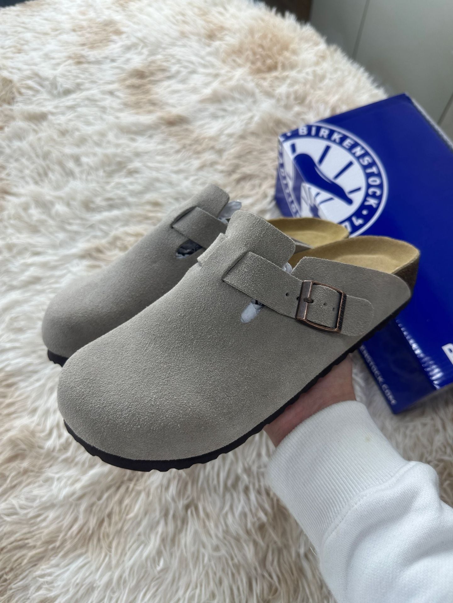Leather-covered head-shaped slippers