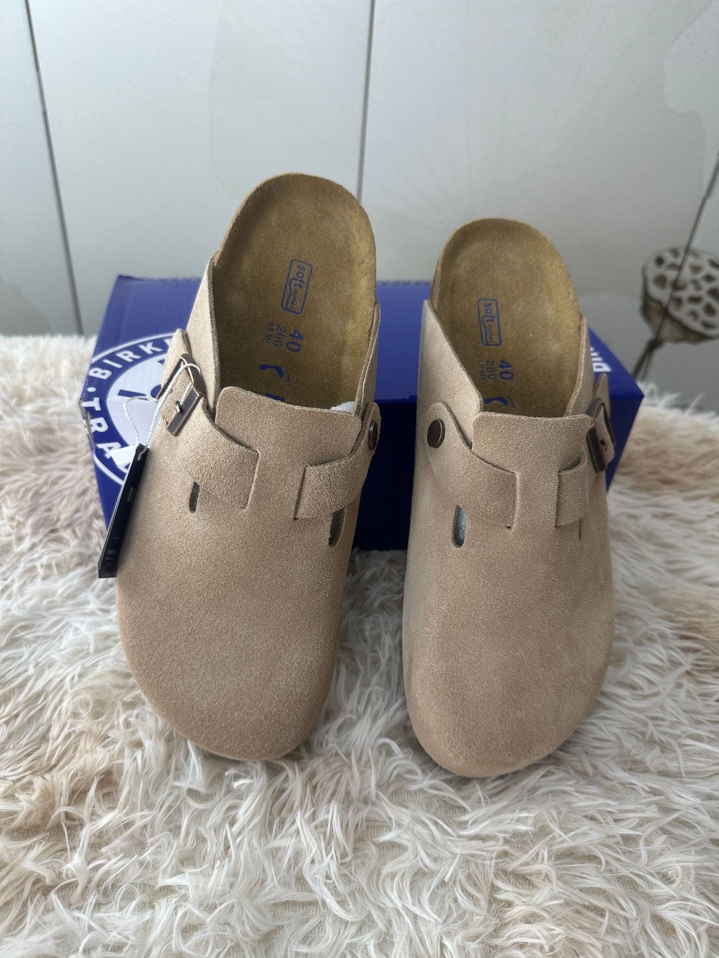 Leather-covered head-shaped slippers