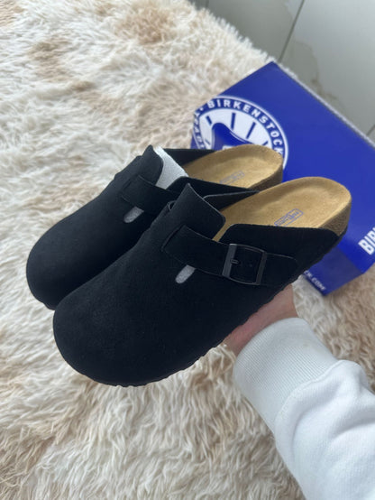 Leather-covered head-shaped slippers