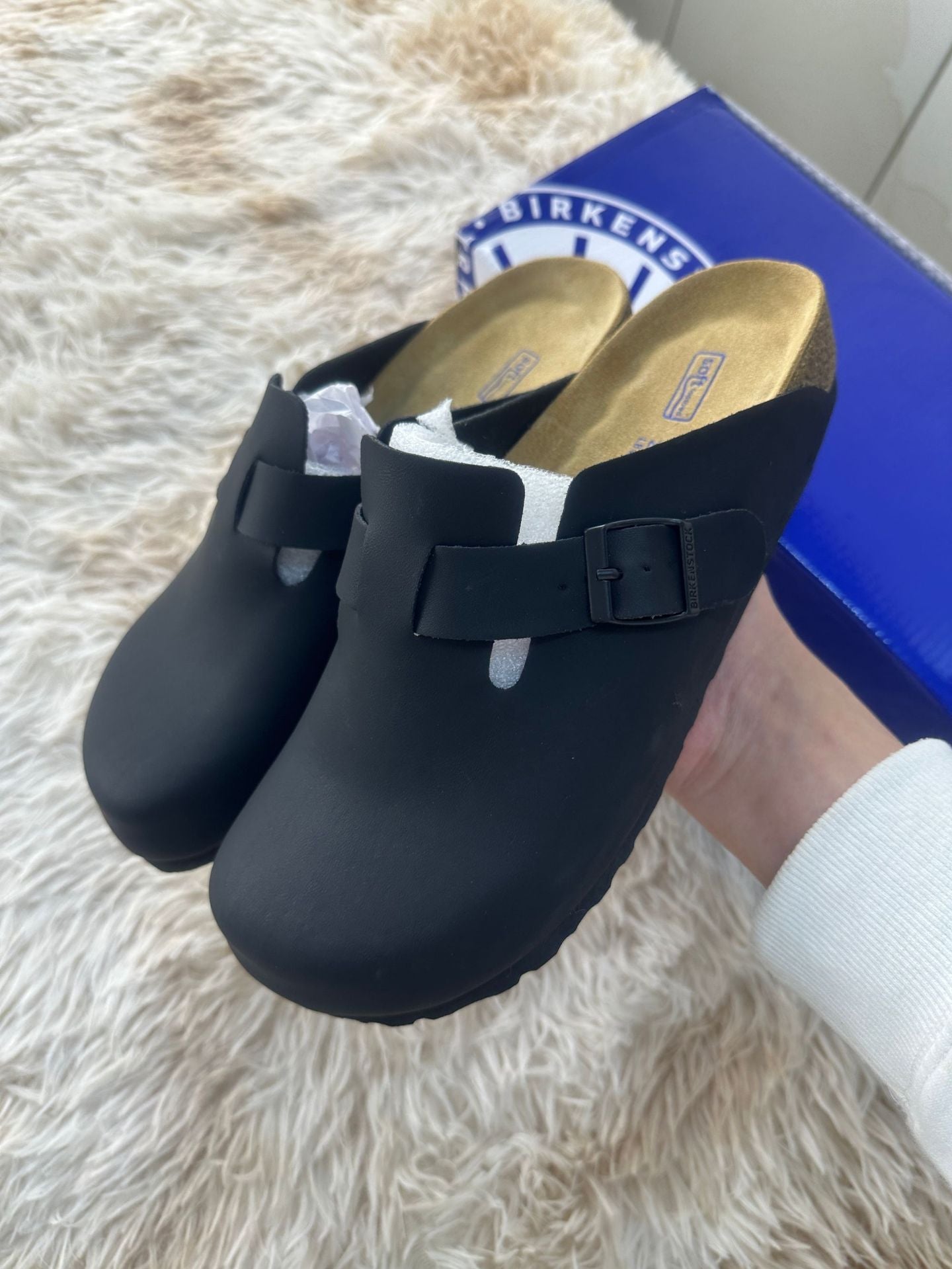 Leather-covered head-shaped slippers