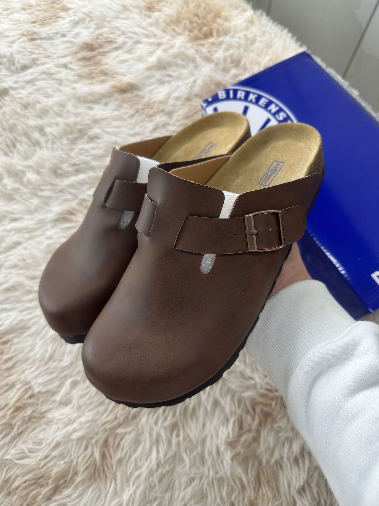 Leather-covered head-shaped slippers