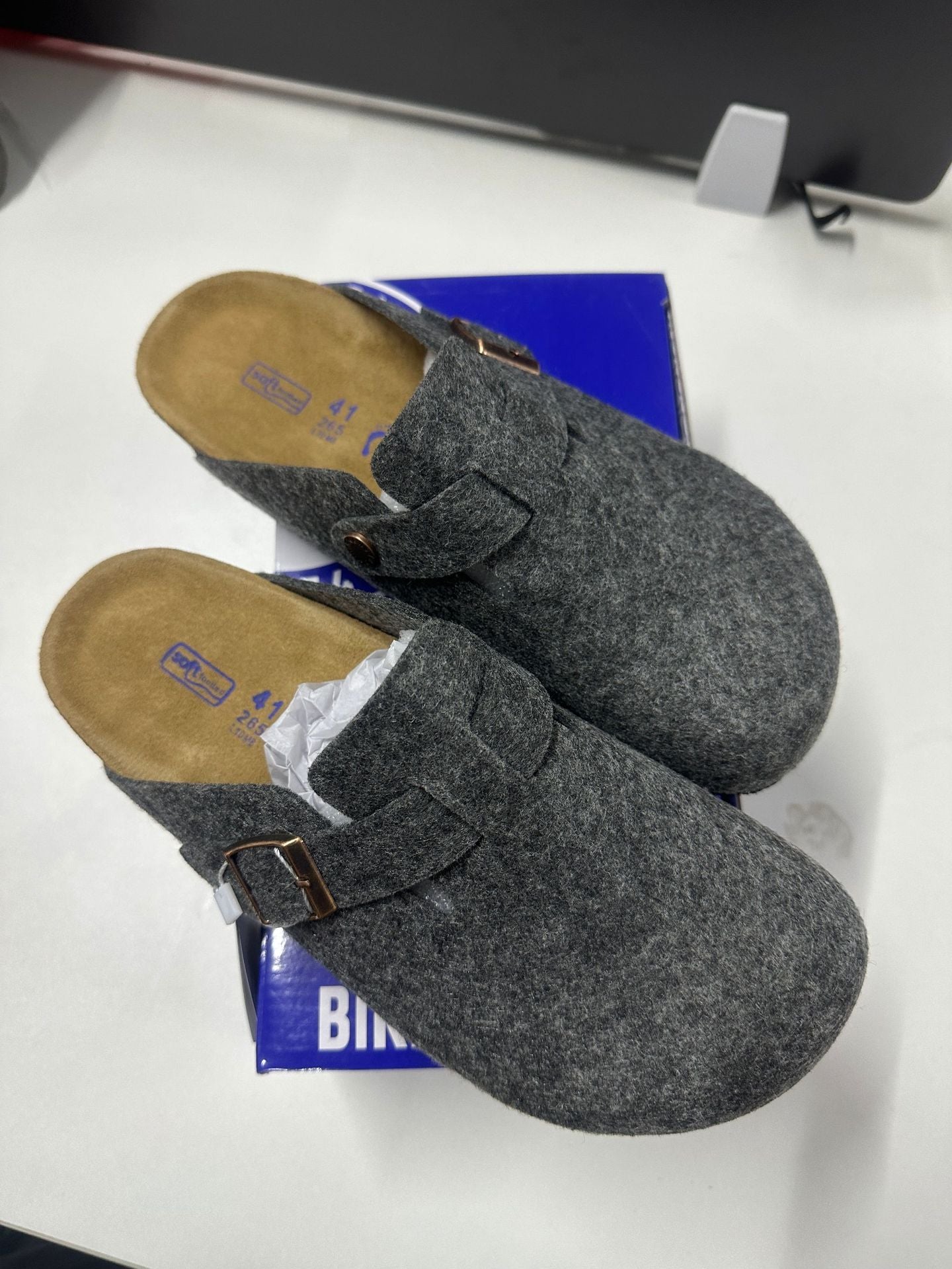 Leather-covered head-shaped slippers
