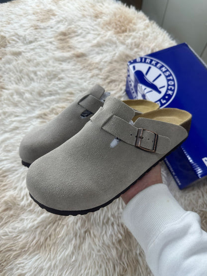 Leather-covered head-shaped slippers