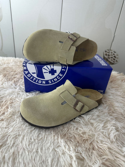 Leather-covered head-shaped slippers