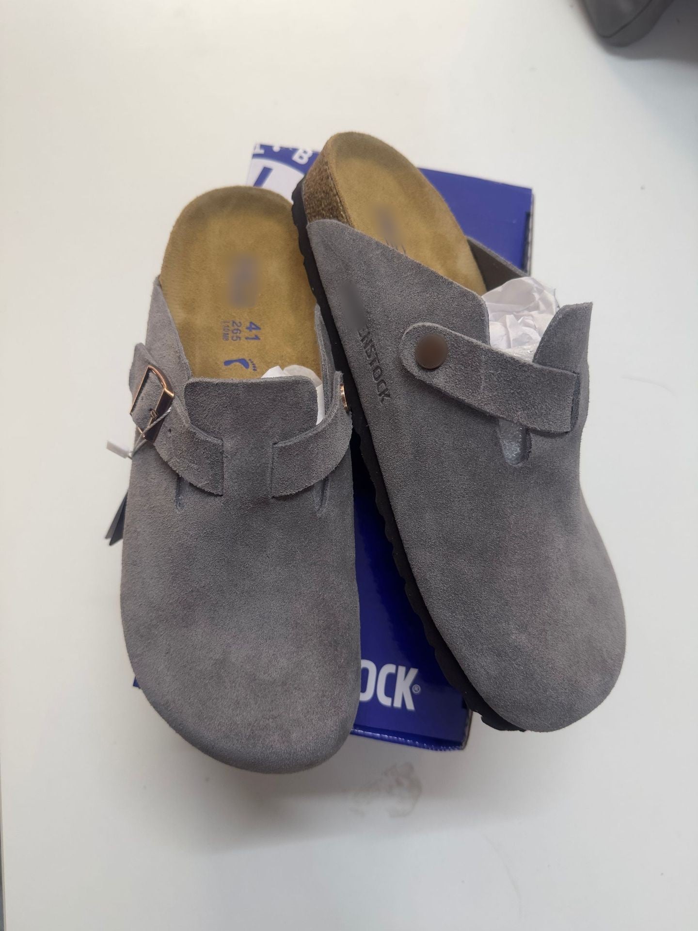 Leather-covered head-shaped slippers