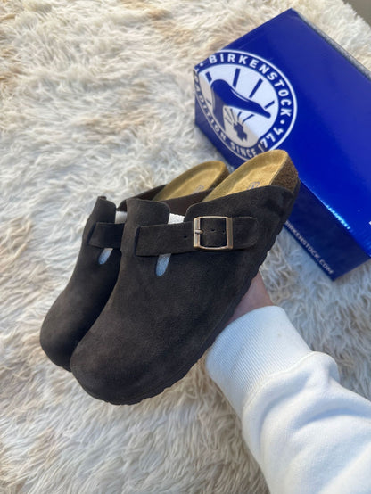 Leather-covered head-shaped slippers