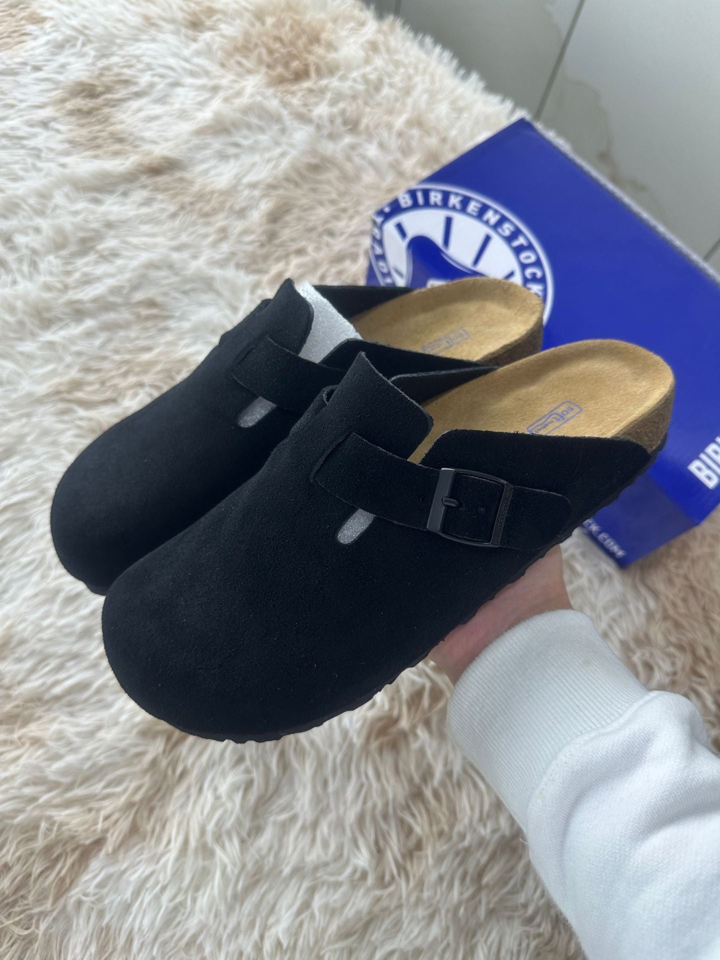 Leather-covered head-shaped slippers