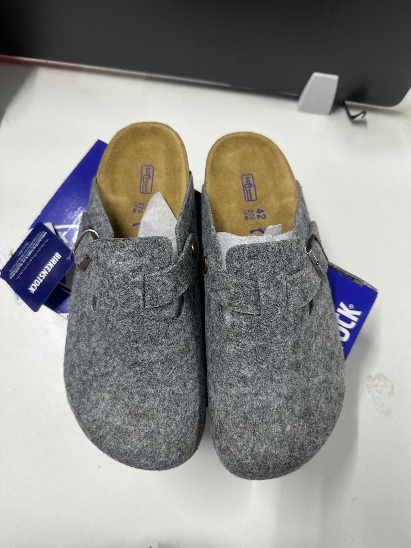 Leather-covered head-shaped slippers