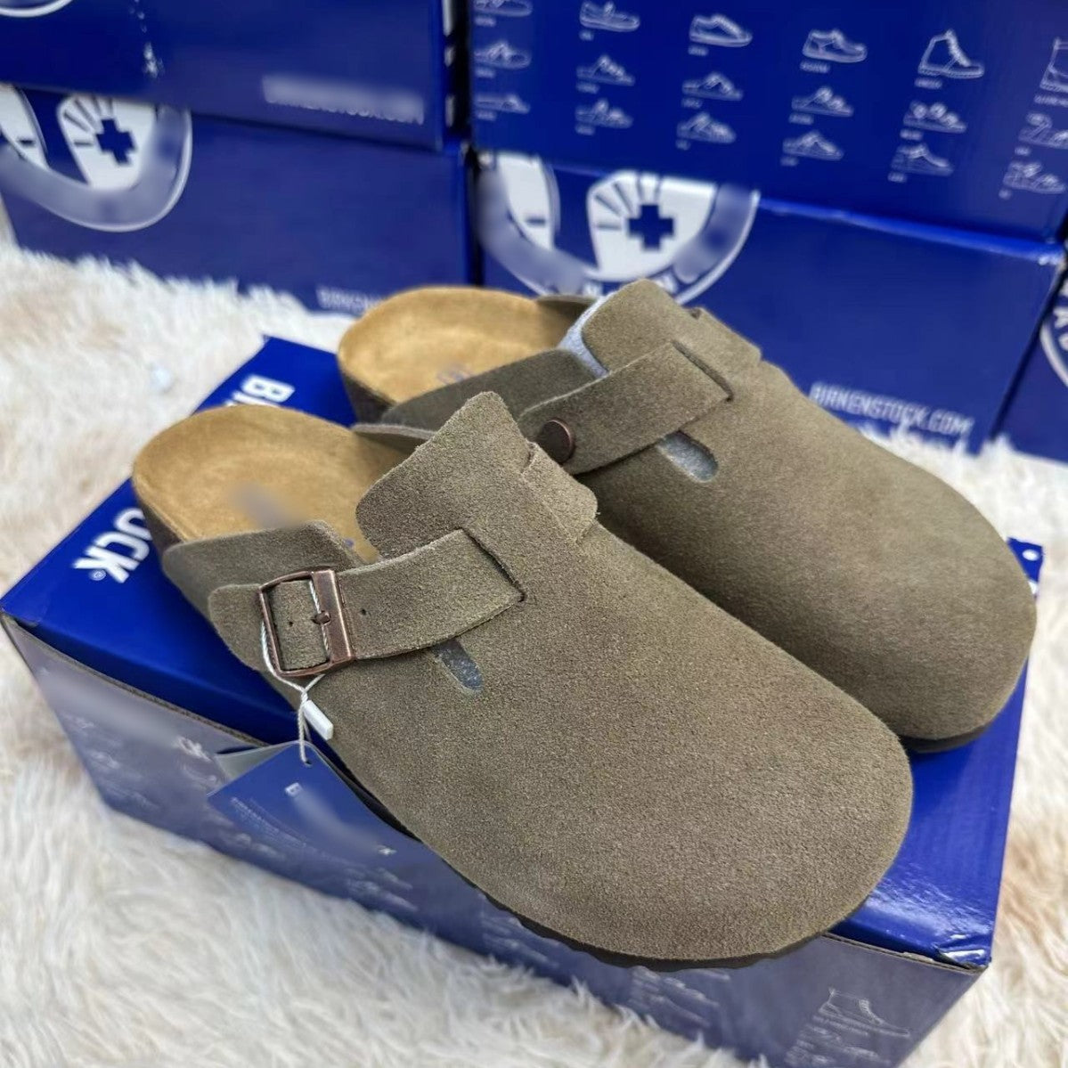 Leather-covered head-shaped slippers