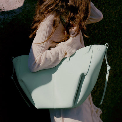 Leather large-capacity tote bag