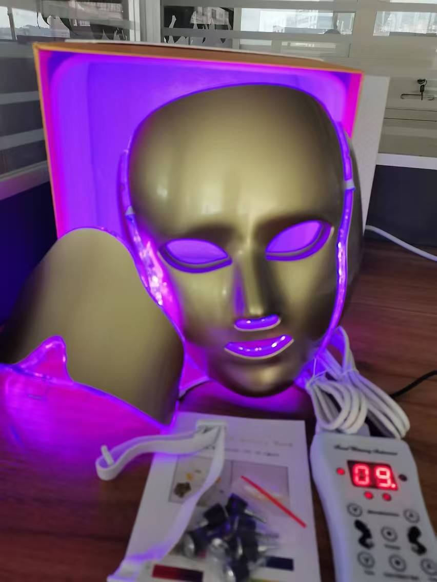 LED beauty mask phototherapy device