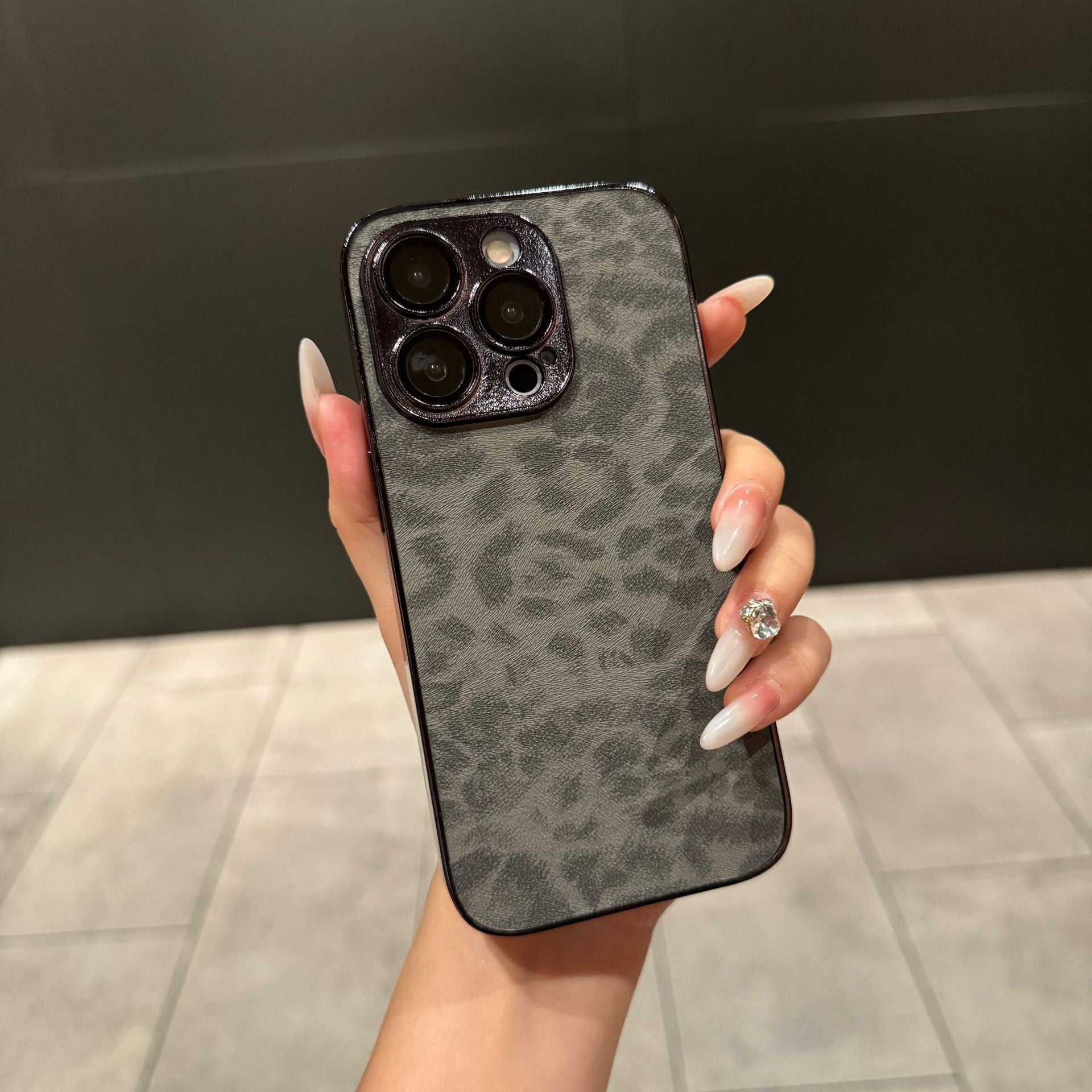 Leopard-print phone case