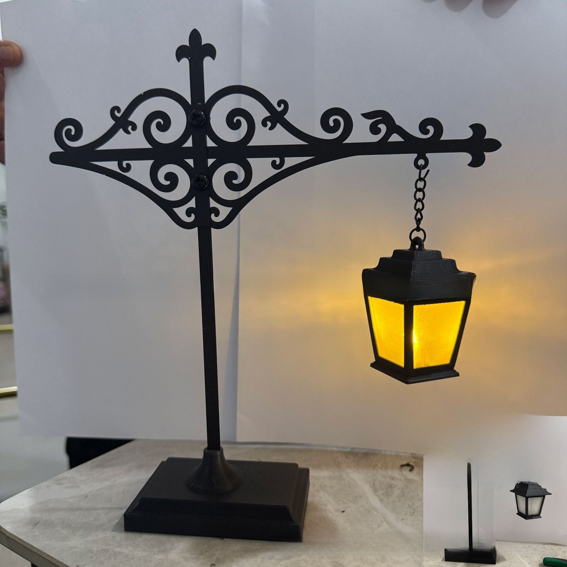 Library bookshelf lighting fixture