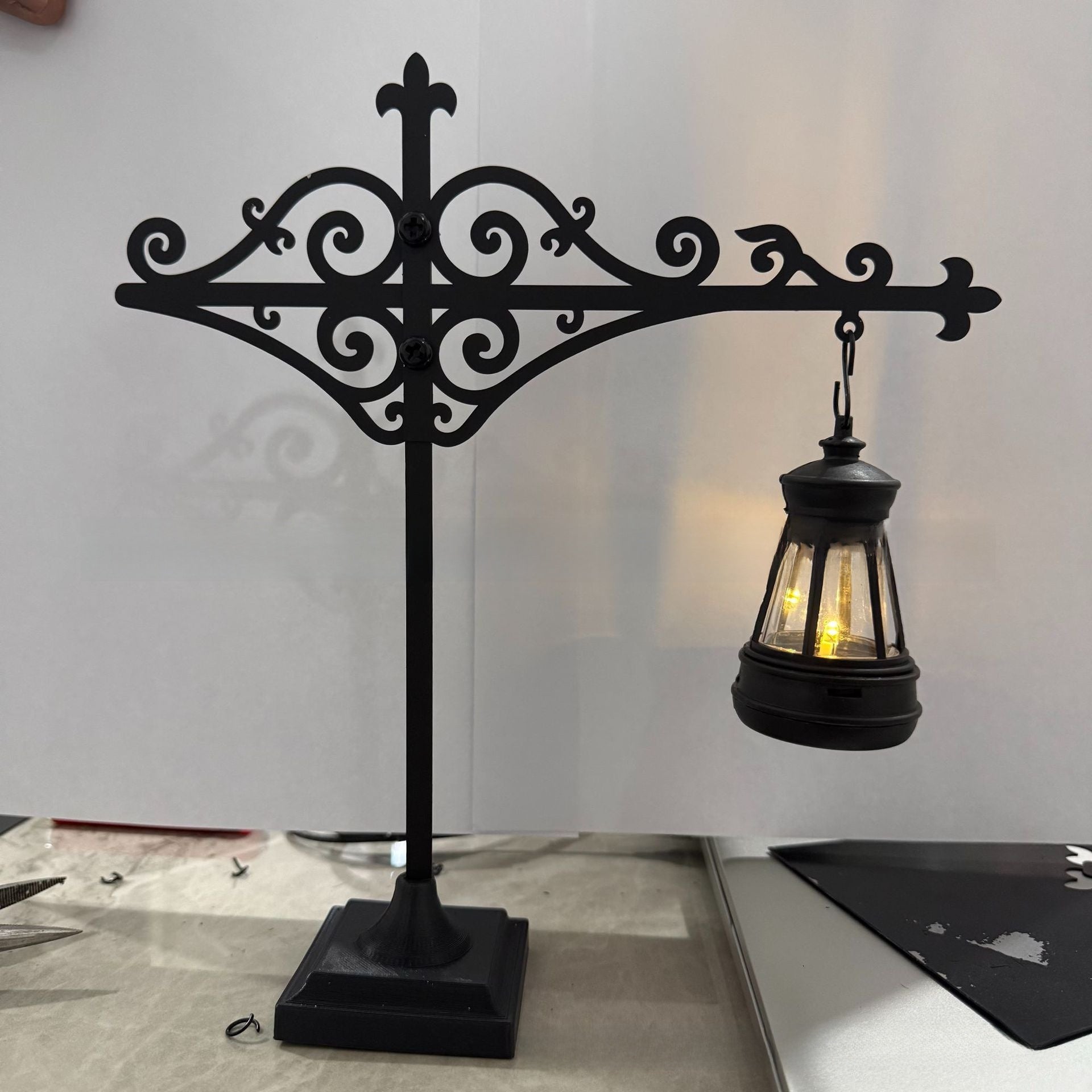 Library bookshelf lighting fixture
