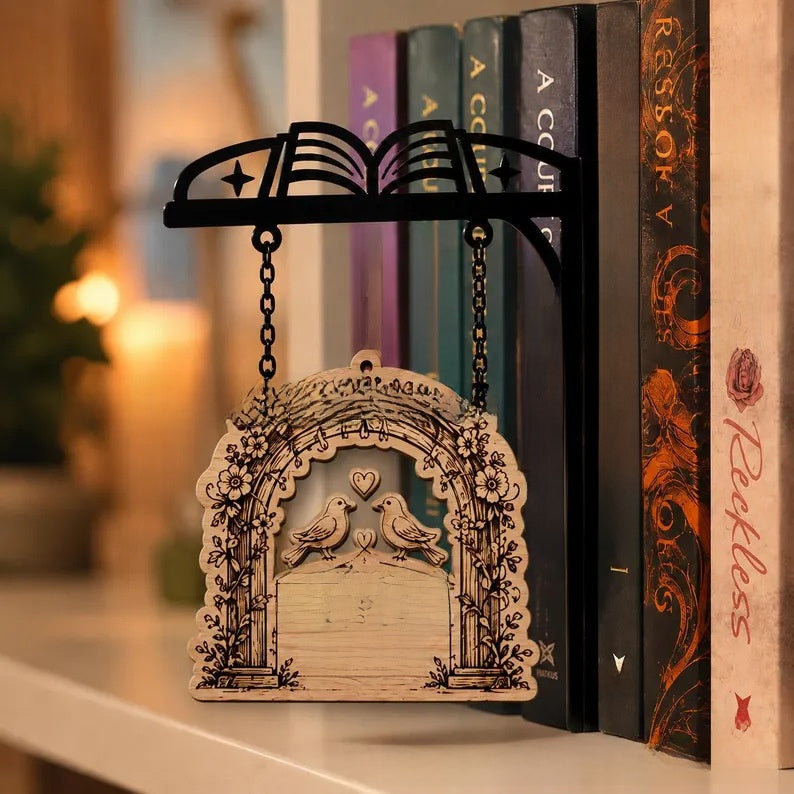 Library bookshelf lighting fixture