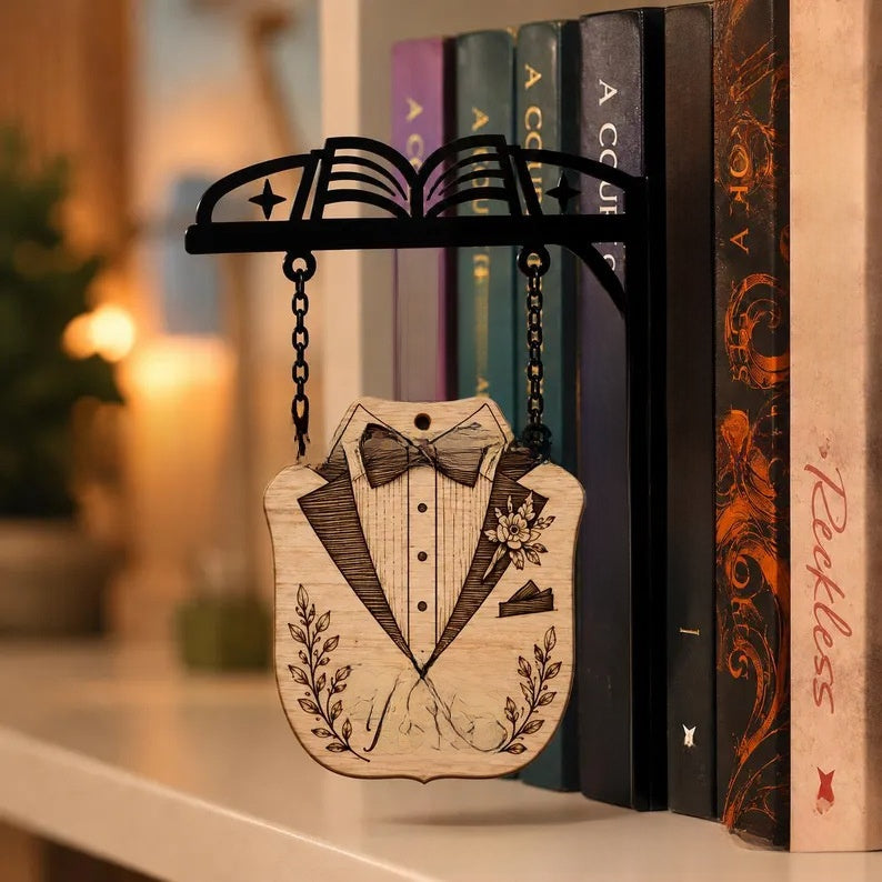 Library bookshelf lighting fixture