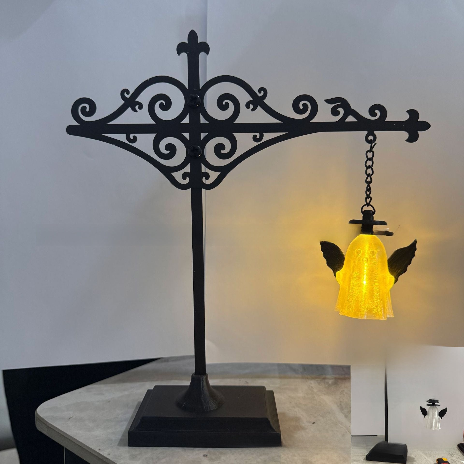 Library bookshelf lighting fixture