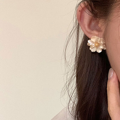 Light luxury camellia ear studs