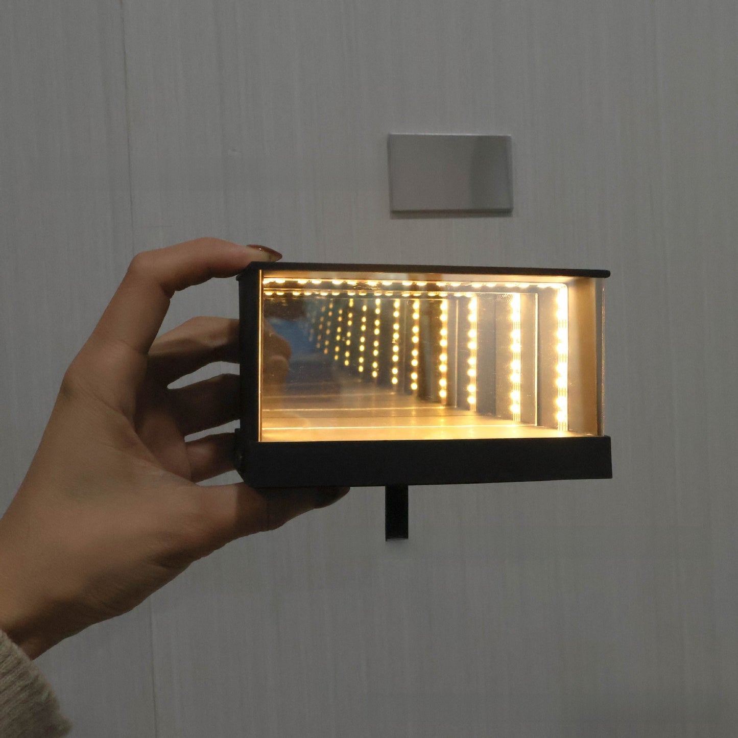 Light-sensing key hook