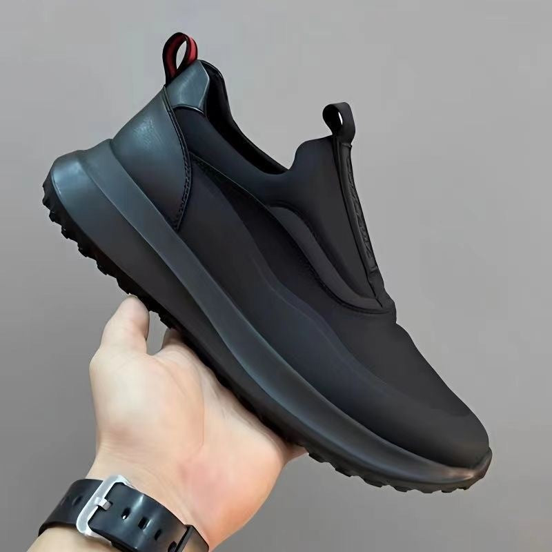Lightweight, breathable and thick-soled sports shoes